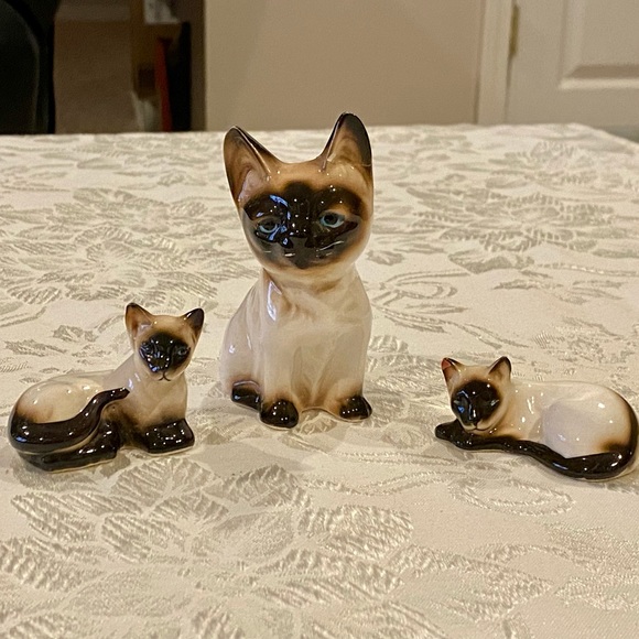 Vintage porcelain Siamese mother cat & babies figurines